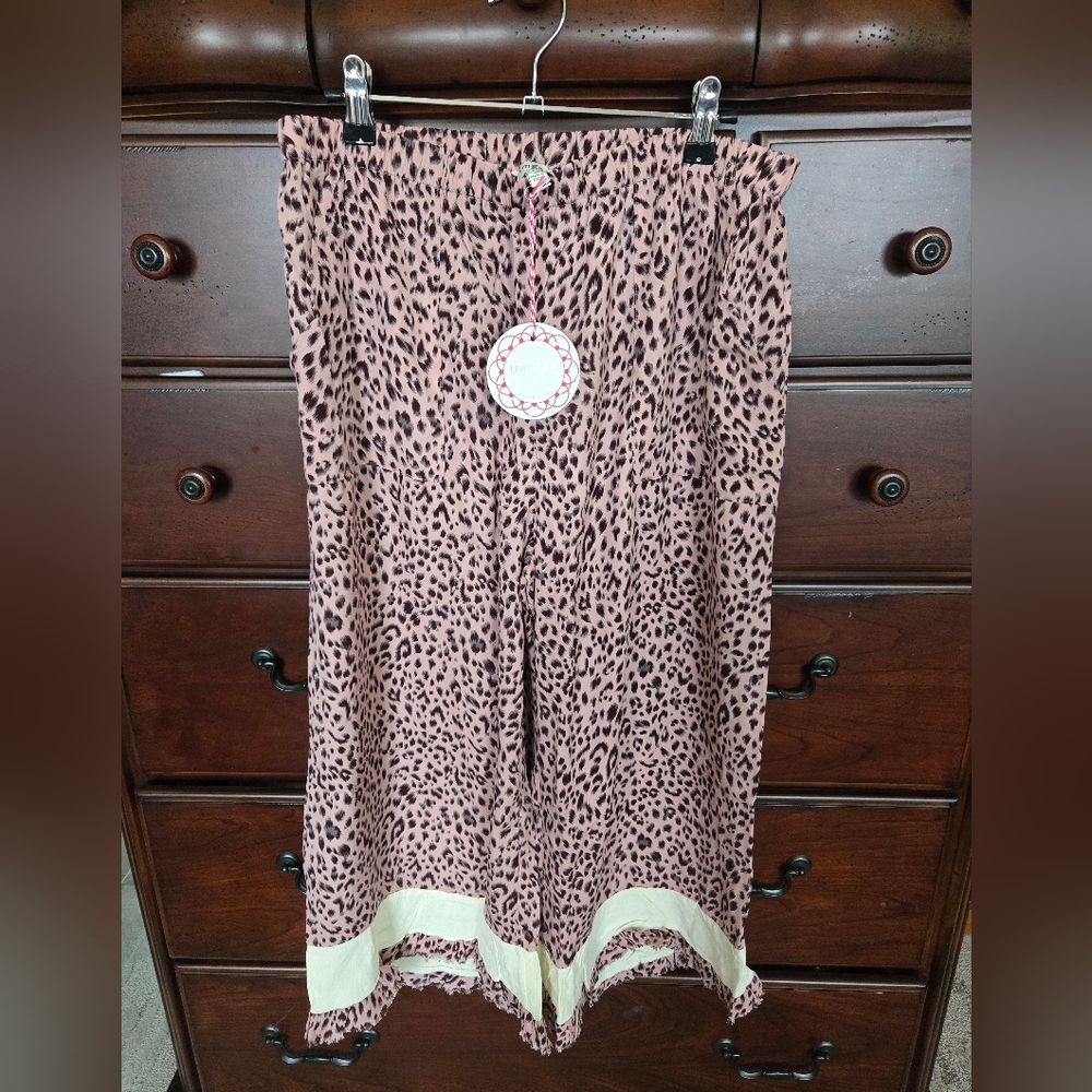 Umgee, NWT,  Rose Colored Leopard Print Pants, Sz. L